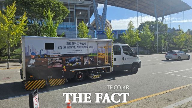 수원시가 지표투과레이더(GPR) 장비를 활용해 관내 주요 도로 구간 지하 안전 점검을 하고 있다. /수원시