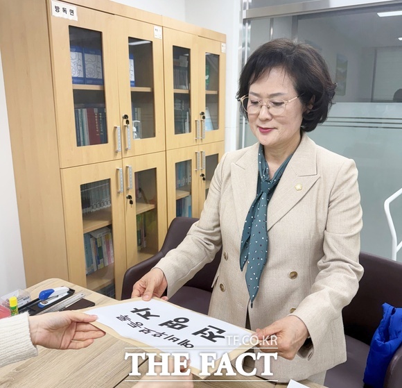 전명자 대전시 서구의회 의원이 5일 대전서구선관위에 대전시 서구청장 예비후보 등록 관련 서류를 제출하고 있다. /전명자 예비후보