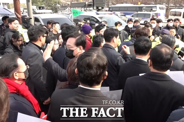 통행을 막는 경찰을 향해 국민의힘 일부 의원이 막지 마라, 길을 열라고 항의하자 송언석 원내대표가 제지하고 있다. /종로구=김민지 기자