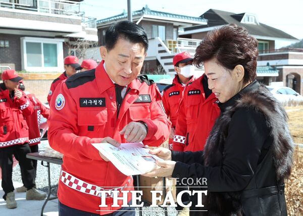 대전시 서구는 가수원근린공원에서 4일 봄철 산불 예방 캠페인을 진행했다. 서철모 서구청장이 주민들에게 홍보물품을 나눠주고 있다. /대전시 서구