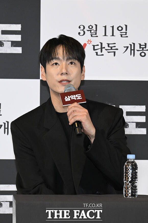 배우 곽시양과 조윤서가 포즈를 취하고 있다.