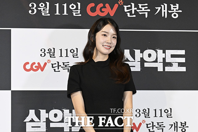 배우 곽시양과 조윤서가 포즈를 취하고 있다.