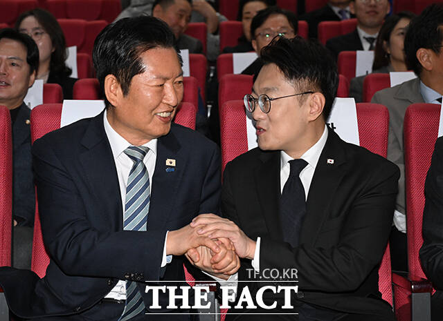 지난 2일 정청래 더불어민주당 대표(왼쪽)와 6.3지방선거에서 인천 계양을 국회의원 보궐선거 후보 출마를 위해 사퇴한 김남준 전 청와대 대변인이 인천 계양구 경인교육대학교에서 '쉬운 정치, 김남준' 북콘서트에 참석해 손을 맞잡은 모습. /인천=박헌우 기자