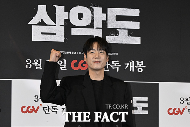 배우 곽시양과 조윤서가 포즈를 취하고 있다.