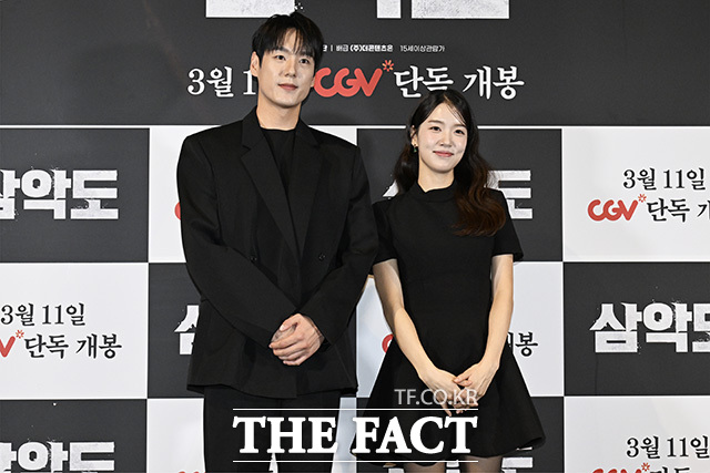 배우 곽시양과 조윤서가 포즈를 취하고 있다.