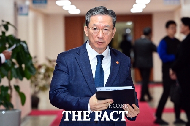 법무부가 미국 쿠팡 주주들이 제기한 국제투자분쟁(ISDS) 중재의향서에 대응하기 위한 자문로펌을 선임하며 신속 대응에 나섰다. 사진은 정성호 장관. /임영무 기자