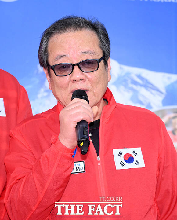 배우 박해린과 그룹 원더걸스 유빈, 배우 정유미, 방송인 안현모, 배우 예지원, 이태환, 전 국가대표 축구선수 이동국, 단장 이준훈(왼쪽부터)이 5일 오후 서울 영등포구 비전Q 프로덕션 사옥에서 열린 2026 북중미 월드컵 8강 기원 ‘히말라야에서 기원하다’ 발대식에 참석해 포즈를 취하고 있다. /서예원 기자