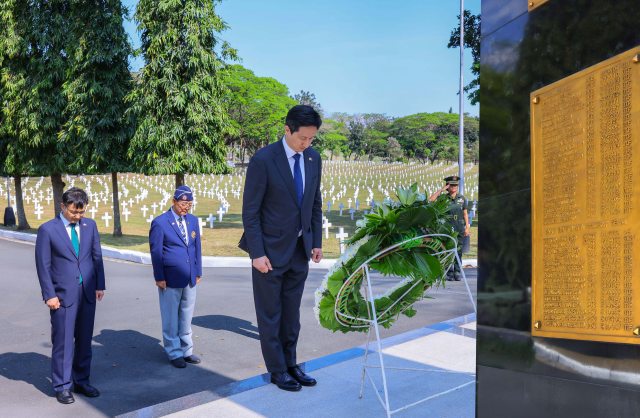 정기선 HD현대 회장이 4일 필리핀 국립 영웅묘지에 위치한 한국전 참전 기념비를 찾아 헌화하고 있다. ／HD현대