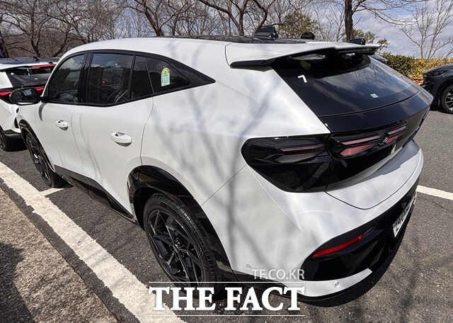 르노 필랑트 후면 디자인. 블랙 패널과 슬림한 테일램프가 하나의 면처럼 이어진 구조가 특징이다. /황지향 기자