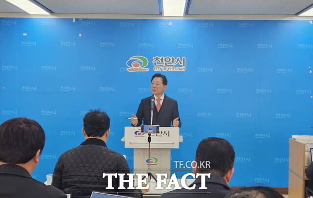 박찬우 국민의힘 천안시장 예비후보가 5일 천안시청 브리핑실에서 기자회견을 열고 공약을 발표하고 있다. /정효기 기자