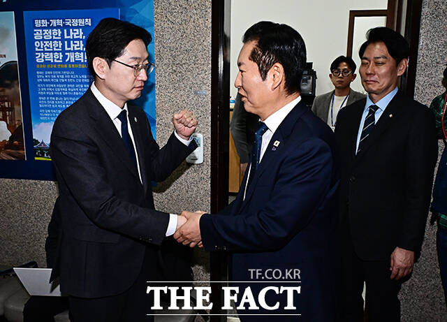 더불어민주당 경남도지사 후보에 단수 공천된 김경수 지방시대위원장(왼쪽)이 5일 오후 서울 여의도 국회에서 정청래 더불어민주당 대표와 면담을 한 뒤 인사를 하고 있다. /국회=배정한 기자