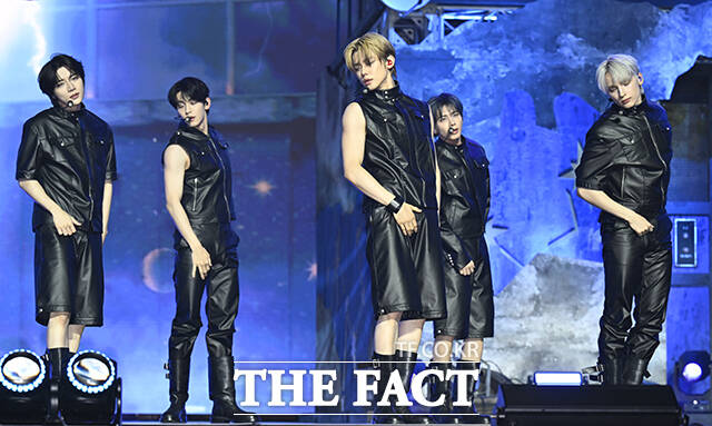 지난 3월 4일 데뷔 7주년을 맞은 투모로우바이투게더는 일찌감치 빅히트 뮤직과 재계약을 체결했고 4월 13일 새 앨범을 발매한다. 사진은 지난해 7월 앨범 발매 쇼케이스 당시 모습. /더팩트 DB