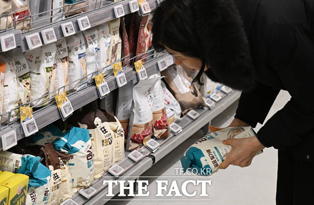 한국제분협회 이사회 전원이 사퇴한다. 사진은 서울의 한 대형마트에서 고객들이 밀가루를 고르고 있는 모습이다. /이새롬 기자