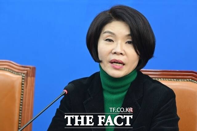 가상자산 거래소 대주주 지분 제한을 두고 여야 정치권과 산업계 전반에서 반대 목소리가 이어지고 있는 가운데, 한정애(사진) 더불어민주당 정책위의장이 도입에 찬성 입장을 보인 것으로 알려지면서 관련 정책이 추진되는 분위기다. /국회=남용희