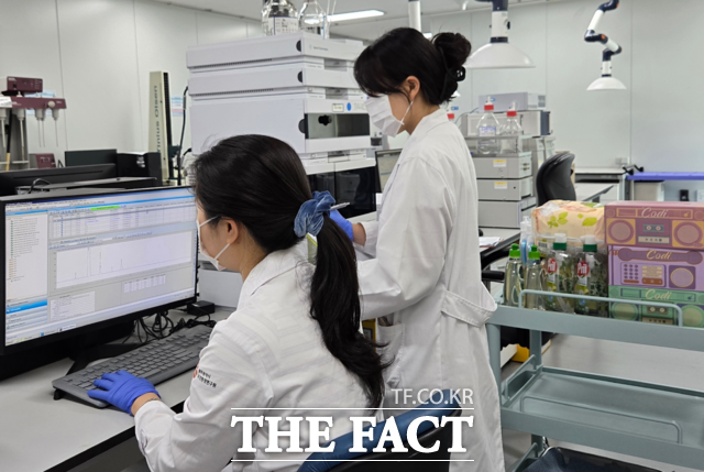 광주시 보건환경연구원이 봄철 야외활동 증가에 따라 봄나들이 관련 위생용품을 수거해 안정성 검사를 실시하고 있다. /광주시