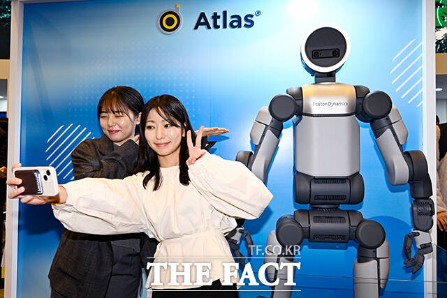 산업통상부는 대한상공회의소에서 ‘인공지능(AI)로봇 M.AX 얼라이언스 간담회’를 열고 휴머노이드 로봇 산업 육성 방안을 5일 논의했다. 사진은 지난 4일 서울 강남구 코엑스에서 열린 2026 스마트공장·자동화산업전에 전시된 보스턴다이내믹스의 휴머노이드 로봇 아틀라스. / 서예원 기자