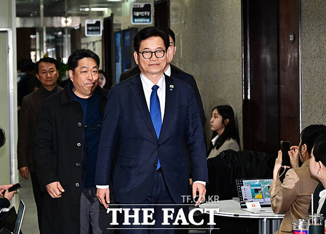 송영길 전 더불어민주당 대표(왼쪽)가 5일 오후 서울 여의도 국회에서 정청래 대표와의 면담을 마친 뒤 인사하고 있다. /국회=배정한 기자