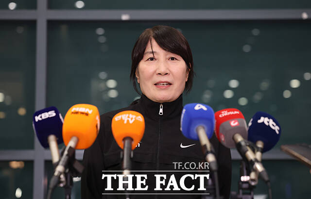 이날 귀국한 주이란대사관 직원이 취재진과 인터뷰 하며 현지 상황을 전하고 있다.