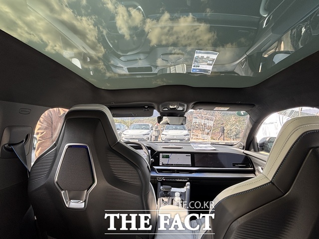 르노 필랑트 실내 모습. 파노라마 글라스 루프가 적용됐다. /황지향 기자