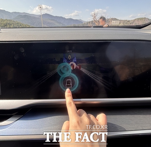 르노 필랑트 실내 디스플레이에서 차량용 게임 기능을 실행하는 모습. /황지향 기자