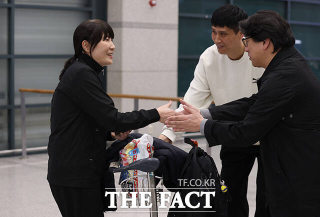 이날 귀국한 주이란대사관 직원이 취재진과 인터뷰 하며 현지 상황을 전하고 있다.