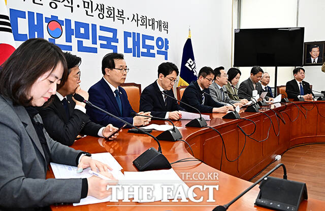 박성준 더불어민주당 의원(오른쪽)이 5일 오후 서울 여의도 국회에서 열린 윤석열 정권 조작기소 진상규명 및 공소취소를 위한 국정조사 추진위원회 전체회의에 참석해 모두발언을 하고 있다.