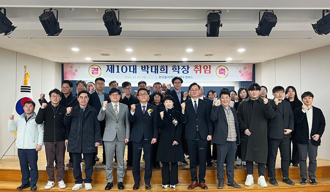 한국폴리텍Ⅵ대학 영주캠퍼스 제10대 박대희 학장(앞줄 왼쪽 다섯 번째)이 취임했다. /한국폴리텍Ⅵ대학 영주캠퍼스