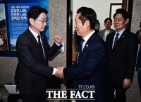  '정청래 파이팅, 김경수 파이팅' [TF사진관]