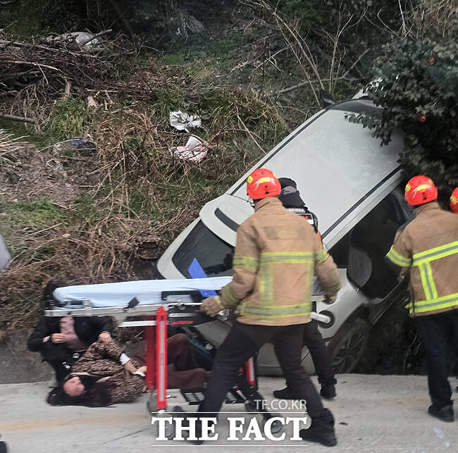 5일 오후 5시 30분쯤 울릉군 울릉읍 도동삼거리 인근 사동 방향 약 10m 전방도로에서 교통사고가 발생해 2명이 다쳐 병원으로 이송됐다. /독자 제공