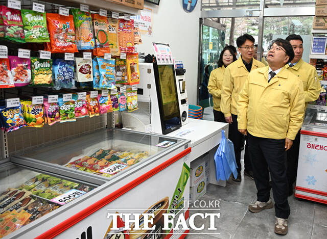 김광용 행정안전부 재난안전관리본부장이 6일 서울 노원구 을지초등학교 일대를 방문해 통학로 어린이보호구역을 점검하고 있다.