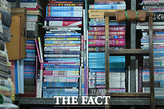 손 씨가 82년부터 서점을 운영하며 사용해온 사다리.