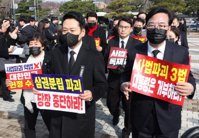 장동혁 국민의힘 대표를 비롯한 소속 의원들이 5일 오전 서울 종로구 청와대 사랑채 분수대 앞에서 현장 의원총회를 마친 뒤 도보 행진을 하고 있다. /뉴시스