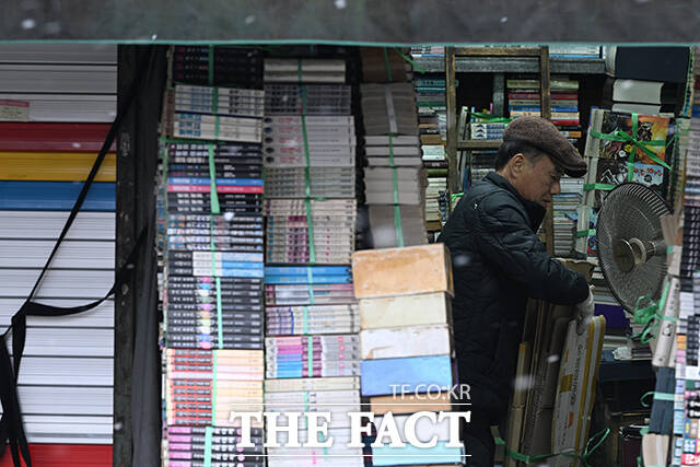 가게를 살피고 있는 대원서점 손대원 씨