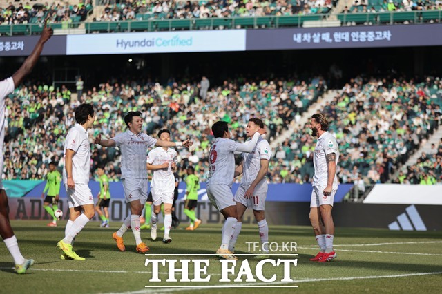 승격팀 부천은 지난해 우승팀 전북현대와 개막전에서 3-2 역전승을 거두며 상승세를 타고 있다./K리그