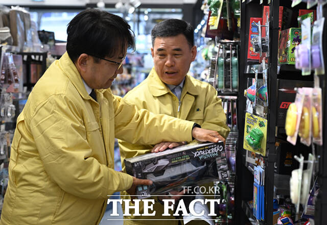 김광용 행정안전부 재난안전관리본부장이 6일 서울 노원구 을지초등학교 일대를 방문해 통학로 어린이보호구역을 점검하고 있다.