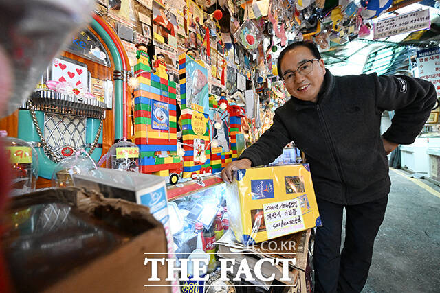 서울 종로구 동묘 벼룩시장 인근에서 소품가게를 운영하는 정 모(58)씨가 6일 오전 본인의 매장에서 수집품들과 함께 환하게 웃고 있다.