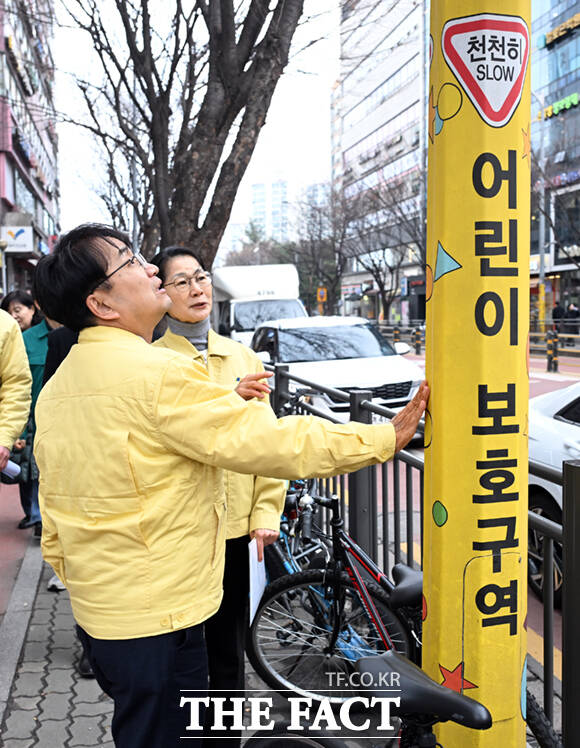 김광용 행정안전부 재난안전관리본부장이 6일 서울 노원구 을지초등학교 일대를 방문해 통학로 어린이보호구역을 점검하고 있다.