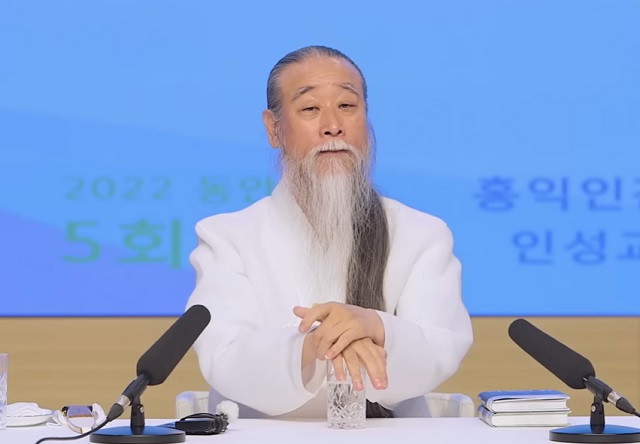 경찰이 6일 윤석열 전 대통령 집무실 및 관저 이전 과정에 무속인 '천공'이 연관돼 있다는 의혹과 관련해 고발인을 불러 조사했다. /더팩트 DB