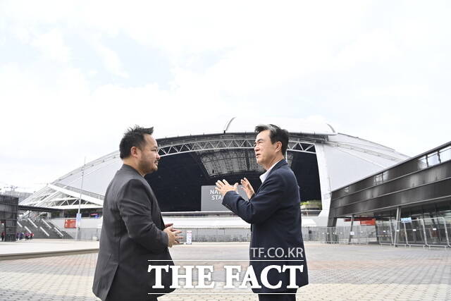 김태흠 충남도지사(오른쪽)가 5일 싱가포르 스포츠 허브를 방문해 싱가포르 국립경기장 앞에서 현지 관계자와 대화를 나누고 있다. /충남도