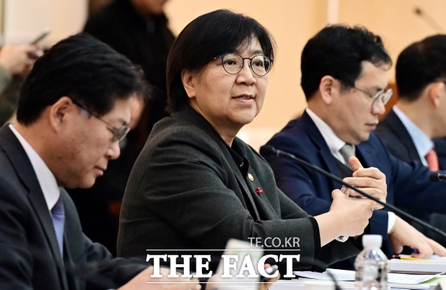 6일 국민연금 의결권을 위탁운용사에 넘기는 추진 방향을 두고 반대 의견이 거세다. 지난 5일 국민연금 기금운용위원회에서도 반대 의견이 많았다. 근로자 대표 외에도 반대 의견이 제기됐다. 사진은 지난 1월 26일 정은경 보건복지부 장관이 서울 종로구 정부서울청사에서 열린 국민연금 기금운용위원회에 참석해 인사말을 하는 모습. /임영무 기자