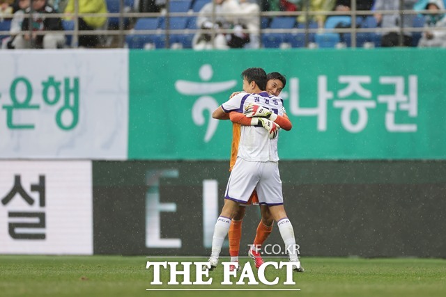 대전 원정경기에서 패배 위기를 극복하며 더 단단해진 안양의 골키퍼 김정훈과 권경원의 뜨거운 포옹./K리그