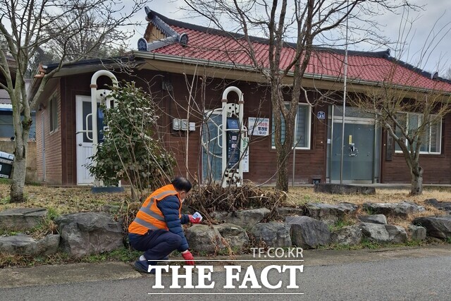 나주시 보건소 방역소독반이 해빙기를 맞아 경로당 앞 정화조에 모기유충 구제 약품을 투여하고 있다. /나주시