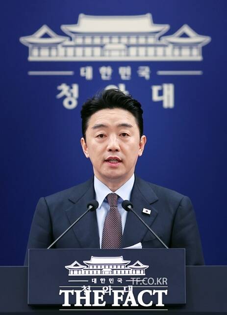 강훈식 대통령 비서실장은 6일 오후 청와대 춘추관에서 브리핑을 통해 정부가 아랍에미리트(UAE)로부터 600만 배럴의 원유를 긴급 도입한다고 밝혔다. /뉴시스