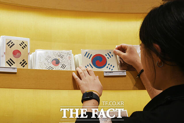 6일 오전 서울 용산구 국립중앙박물관 기념품점에서 한 직원이 태극기 엽서를 정리하고 있다.