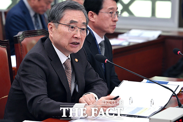 '중동 사태 현안 관련' 의원 질의 듣는 조 장관.