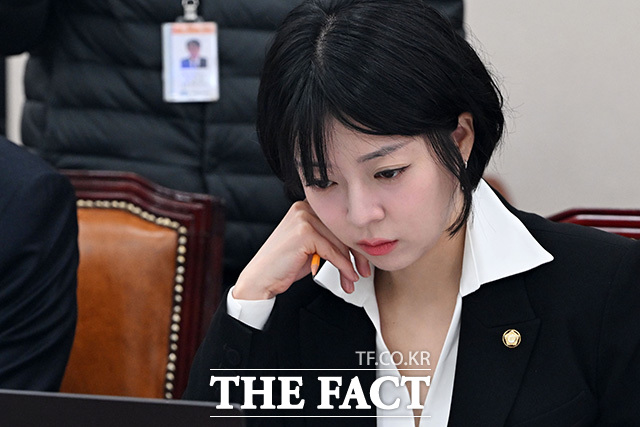 '징계 효력 정지' 외교통일위원회 전체회의에서 현안 질의하는 배 의원.