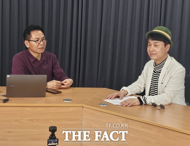 김학도(사진 오른쪽)는 5일 서울 마포구 상암동 <더팩트> 스튜디오에서 진행된 영상 인터뷰에서 김학도는 만능 엔터테이너로서 끊임없이 새로운 분야에 도전하는 이유, 무대 위에서 느낀 책임감, 유쾌함 뒤에 숨겨진 노력과 진정성, 그리고 일상 속 따뜻한 가장으로 살아가는 그의 이야기를 솔직하게 털어놓았다. /이상빈 기자