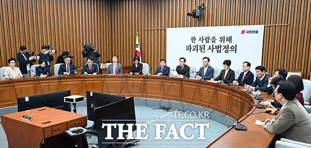 원내대책회의에서 발언하는 송 원내대표.