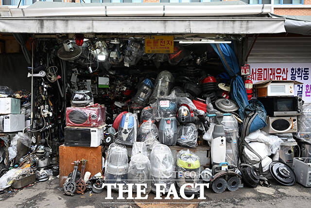 황학동 만물시장 한 매장에 비닐로 가전제품들이 포장된 채 쌓여 있다.