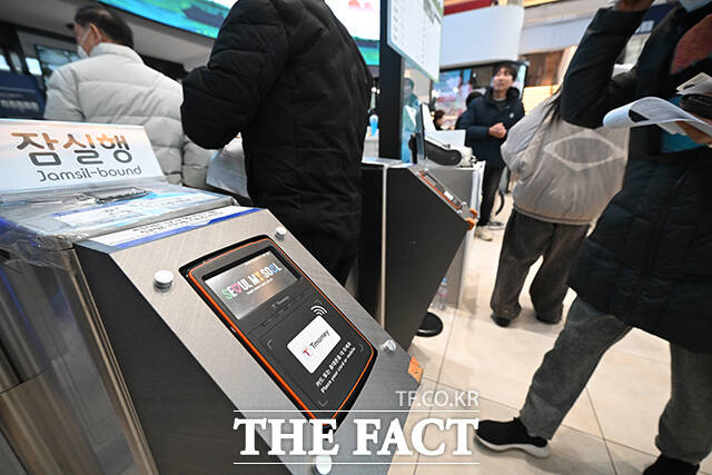 잠실 방면 한강버스 승선하는 시민들.